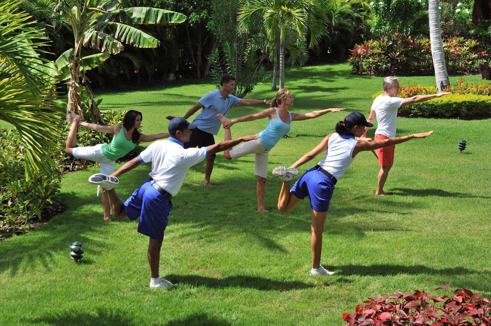 บาเฮีย ปรินซิเป แกรนด์ บาวาโร ออล อินคลูซีฟ Hotel ปุนตากานา ภายนอก รูปภาพ A group of people doing yoga