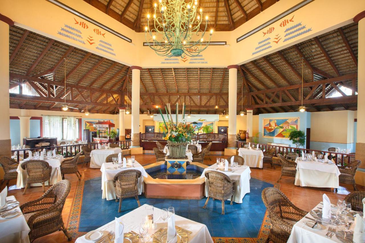 บาเฮีย ปรินซิเป แกรนด์ บาวาโร ออล อินคลูซีฟ Hotel ปุนตากานา ภายนอก รูปภาพ The buffet at the resort